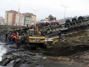 Trabzon'da tır kayalıklara uçtu! 1 Ölü