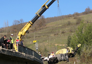 Akaryakıt tankeri dereye uçtu