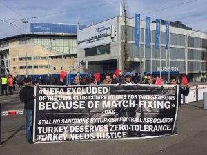 Trabzonspor taraftarlarından FIFA'ya kırmızı kart