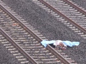 Eşiyle arası bozulunca trenin altına atladı - Kocaeli haber