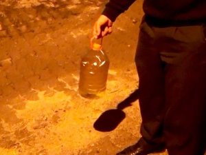 Evine benzin döküp ailesini rehin aldı