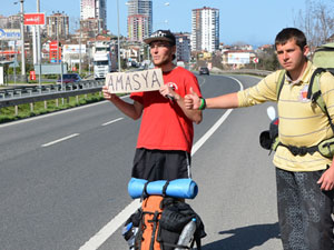 Otostop çekerek Trabzon'a geldiler