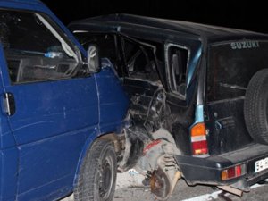 İki araç hurdaya döndü: 4 yaralı!