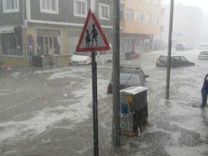 Meteoroloji'den Çok Sayıda İl İçin Kuvvetli Sağanak Ve Fırtına Uyarısı