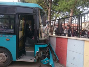 Halk otobüsü okul duvarına çarptı