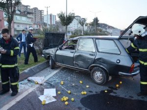 Otomobil kamyona çarptı: 2 Yaralı