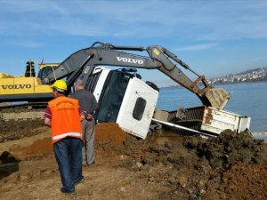 Trabzon'da kamyon sürücüsü son anda kurtuldu