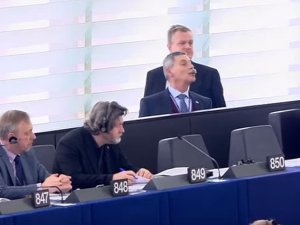 Türklere hakaret etti salondan atıldı!