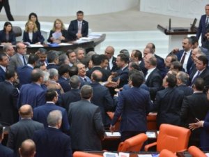 TBMM'de milletvekilleri birbirine girdi!