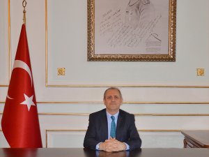 Trabzonlu Vali makam aracında kalp krizi geçirdi!