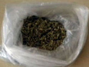 Arkadaşının cesedini yolda sürükledi