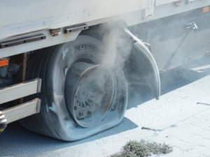 Tırın lastikleri alev adlı!