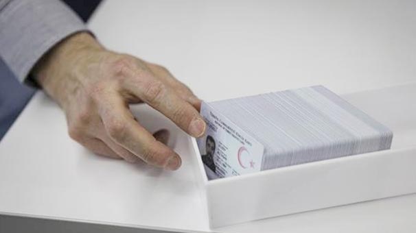 Çipli kimlikler dağıtılıyor