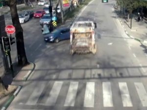 Kamyonun çarptığı otomobilin altında kaldı - Bursa haber