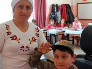 Engelli çocuğunu okutma azmi!