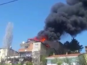 Gecekondu alev aldı.