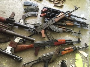 Terör yuvalarına baskın: Keskin nişancı tüfeği bulundu