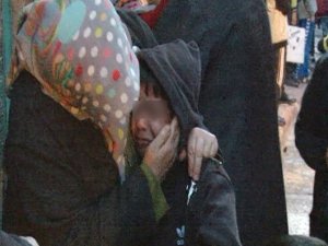 Çocuk işte ! Hem ağladı hem de annesini teselli etti