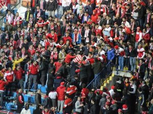 Tribünde bıçaklı kavga: 6 yaralı