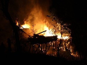 3 katlı ahşap bina kül oldu