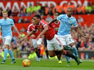 Manchester derbisinde gülen ManU