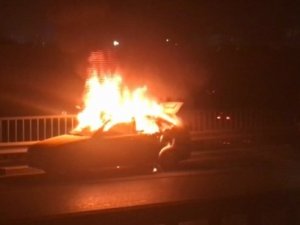 Otomobil alev topuna döndü