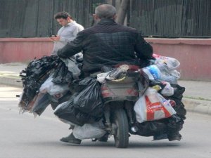 Adana Trafiğinde Görenler İnanamadı: Elektrikli Bisiklet Değil Sanki Poşet Yığını