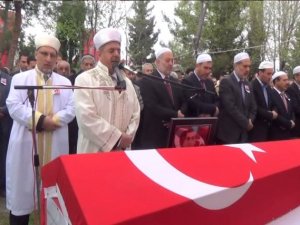 Hatay şehidini son yolculuğuna uğurladı