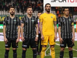 Trabzonspor'dan gitti lisanssızlıktan birinci kaleciliğe yükseldi