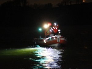 Göle açılan gençlerden biri kayboldu