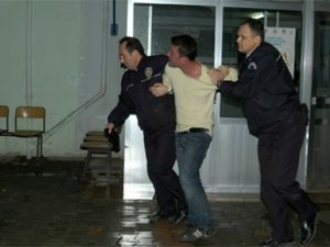 Karısına kızdı karakolu birbirine kattı