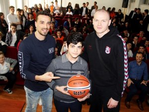 Trabzonspor kaptanından topu kaptı