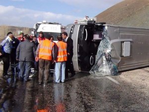Midibüs devrildi: 14 yaralı