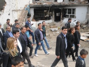 Demirtaş terörist mezarında dua etti!