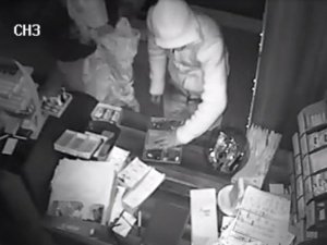 2 dakikada 10 bin liralık sigara çaldılar!