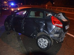 Otomobil tırla çarpıştı! Yaralılar var