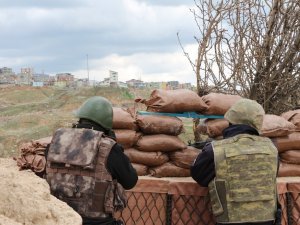 Teröristler üs bölgesine saldırdı