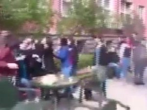 Taciz eden eski erkek arkadaşını böyle dövdü!