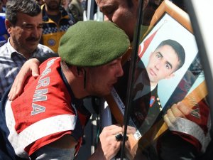 Kahraman yüzbaşıya gözyaşları sel oldu