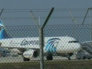 Uçak kaçıran korsan teslim oldu