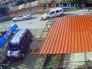 3 yaşındaki çocuk arabanın altında kaldı ve...