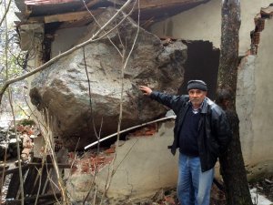 Dev kaya evin üzerine düştü - Gümüşhane haber