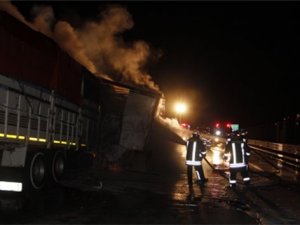 Kaza yapan TIR alev alev yandı: 2 yaralı