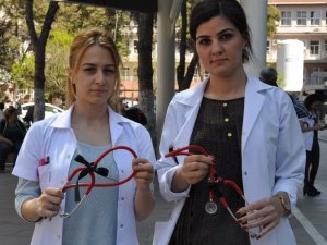 Siyah kurdeleli stetoskop ile dikkat çekecekler