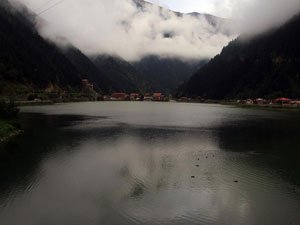 "Turistler Uzungöl'de madenci feneriyle geziyor!"