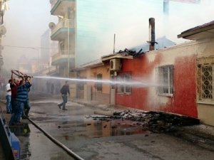 İtfaiye eri üzerindeyken yanan evin çatısı çöktü!
