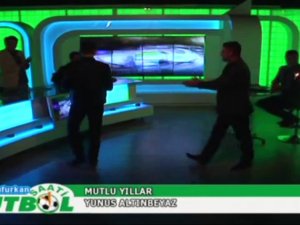 Taraftarlar sopayla canlı yayını bastı - Konya haber