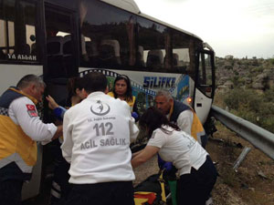 Midibüs ile otomobil çarpıştı: 2 ölü 5 yaralı