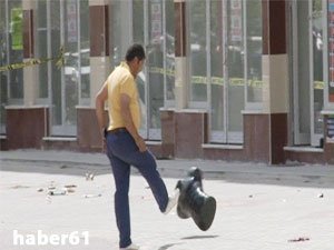 Şüpheli pakete tekme attı!