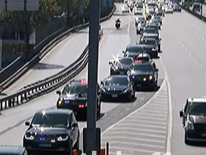 Suudi Kral'a 100 araçlık konvoy